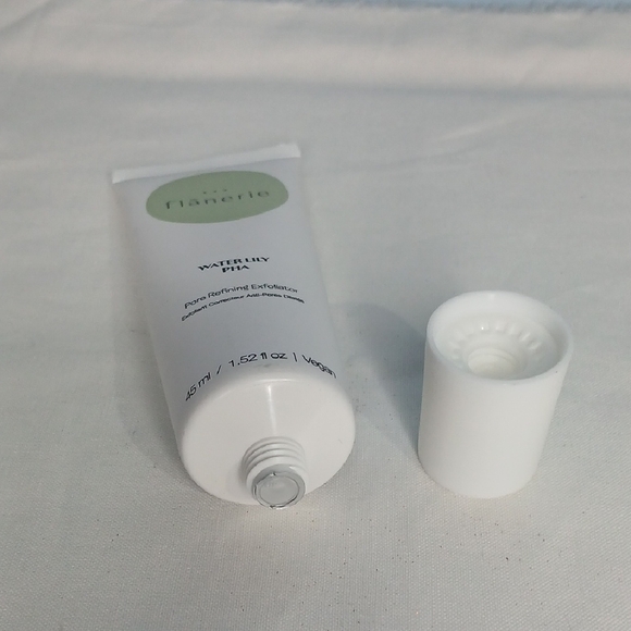Water Lily PHA Exfoliator - White - Picture 3 of 3